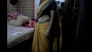 Hindi tamil Married aunty exposing navel in saree with audio